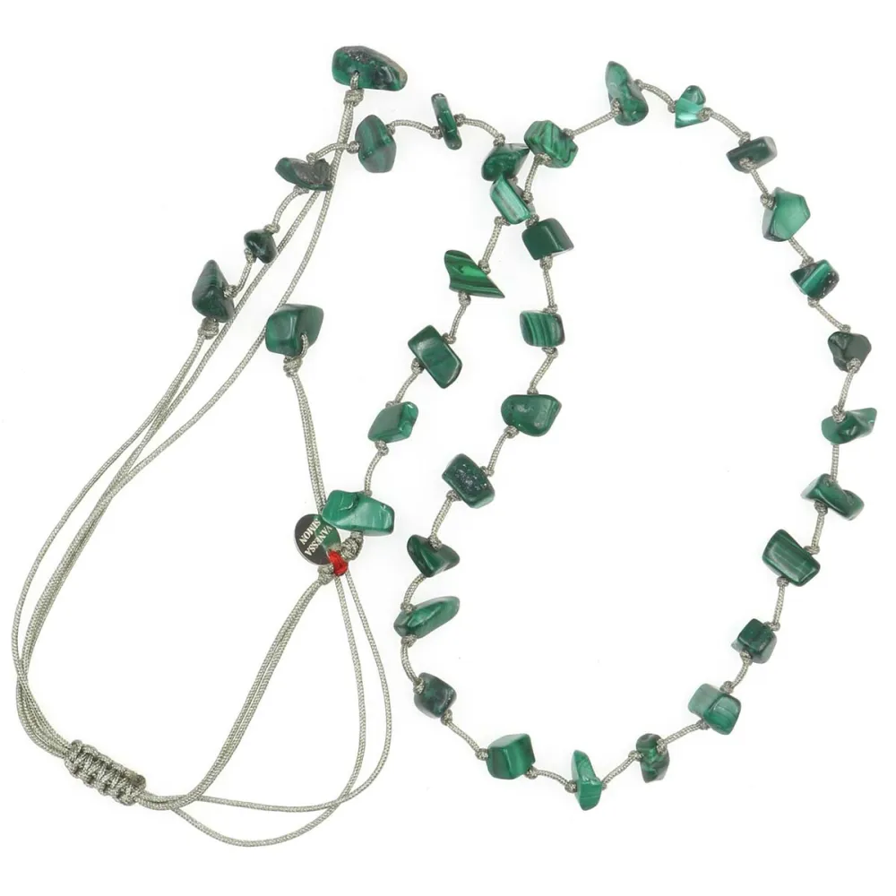 Collier en pierres naturelles Malachite. Peut se porter en ras de cou ou sautoir selon votre envie  en bracelet 3 tours poignet