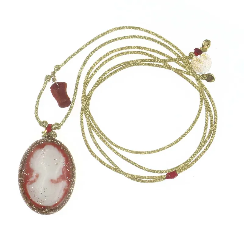 Collier fil or médaillon MM corail orné d'un camé vanessa simon