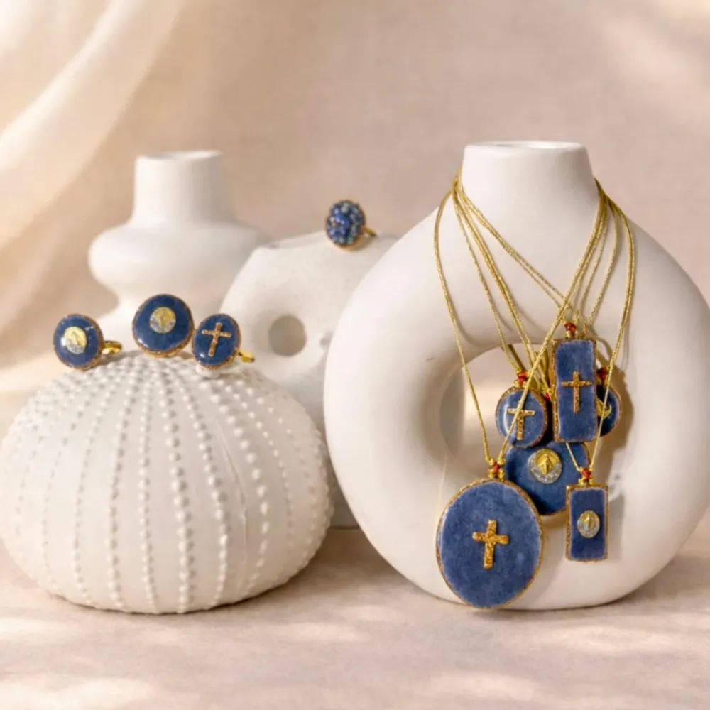Collier Médaillon Croix Lapis Lazuli Émaillé Or – Fait Main | Vanessa Simon