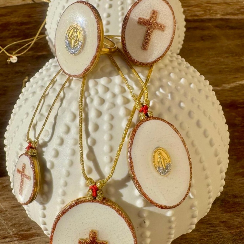 Collier Médaillon Croix Lapis Lazuli Émaillé Or – Fait Main | Vanessa Simon