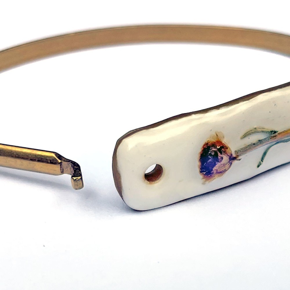 Bracelet jonc doré Immortelle en corne de bélier émaillée blanche
